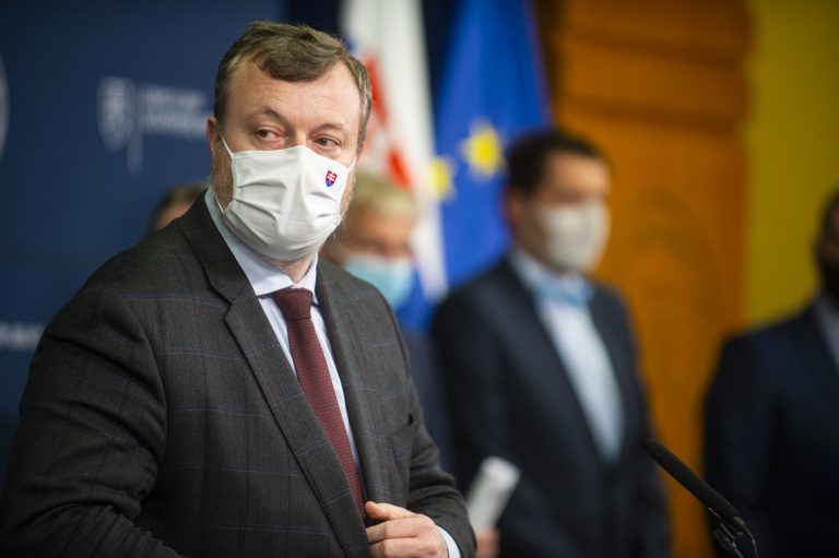 Krajniak: Ľudia sa budú môcť na Vianoce stretávať, vláda opatrenia zmení