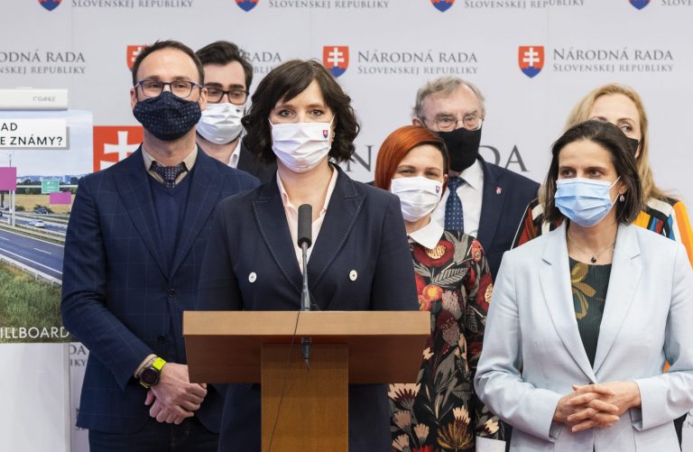 Za ľudí: Diskusiu o Sputniku neodmietame a národná registrácia nestačí