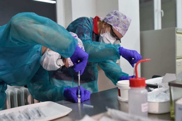 Ministerstvo zdravotníctva koncom januára spúšťa očkovanie novými vakcínami proti COVID-19