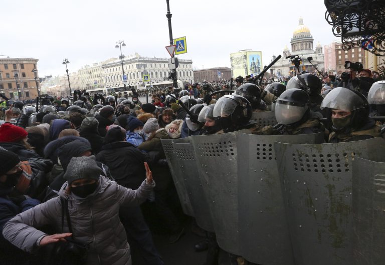 Na snímke policajti a ľudia počas protestu, na ktorom požadovali prepustenie uväzneného kritika Kremľa Alexeja Navaľného 31. januára 2021 v Petrohrade. Foto: TASR/AP