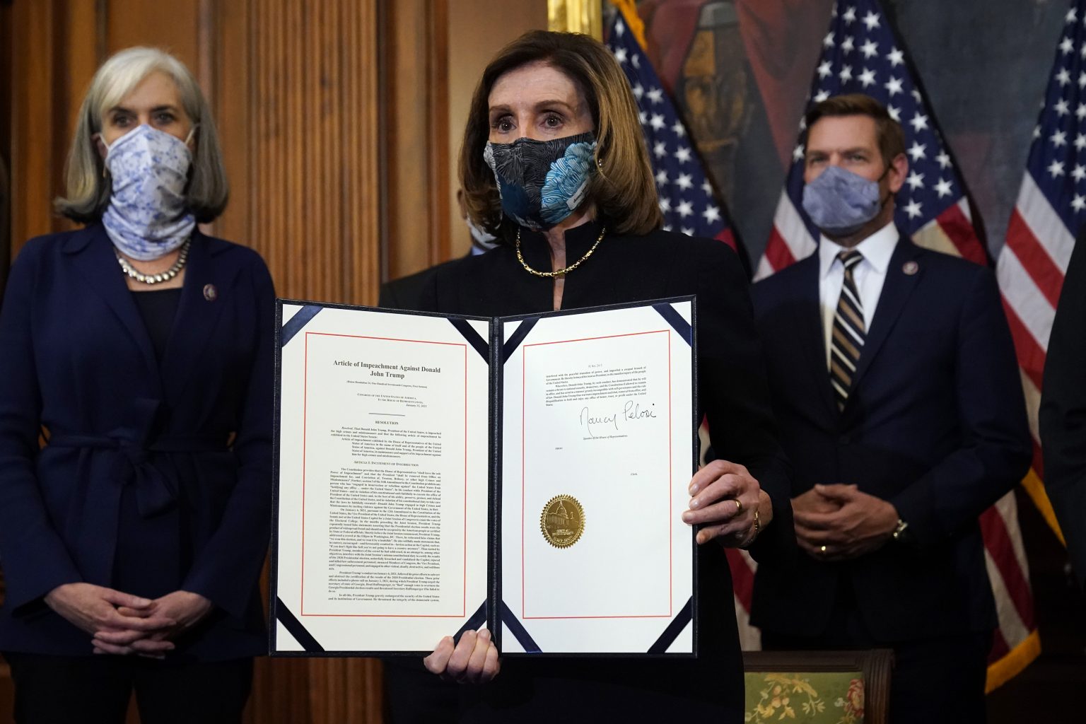 Demokratická predsedníčka Snemovne reprezentantov amerického Kongresu Nancy Pelosiová (uprostred) podpísala ústavnú žalobu (impeachment) na dosluhujúceho amerického prezidenta Donalda Trumpa vo Washingtone. Foto: TASR/AP