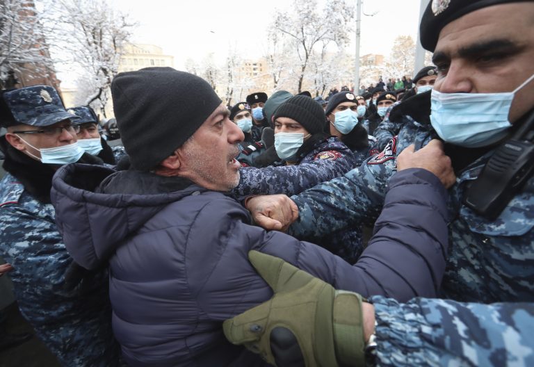  Na snímke arménska polícia zatýka demonštranta počas protestu v Jerevane 24. decembra 2020. Foto: TASR/AP