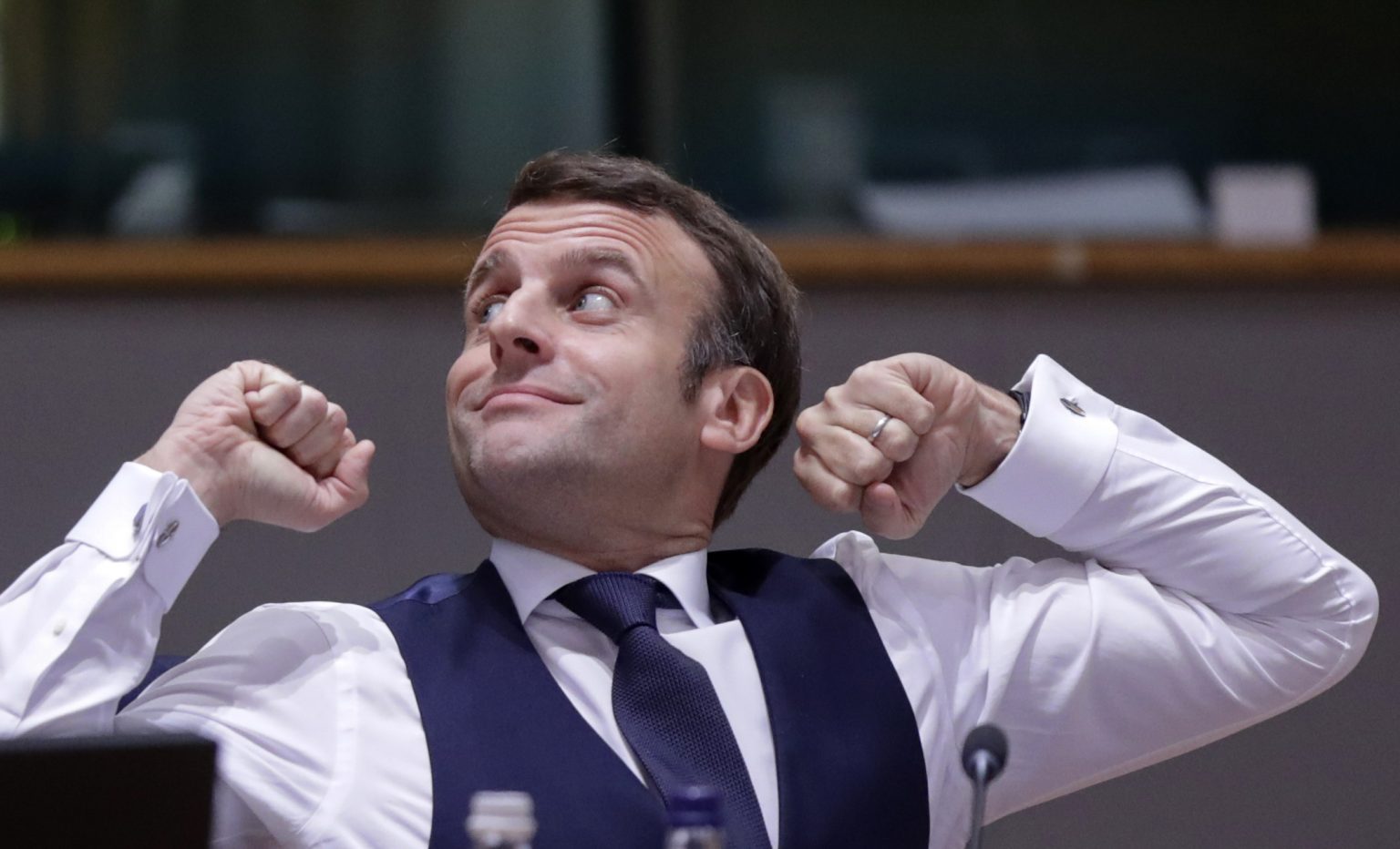 Francúzsky prezident Emmanuel Macron počas rokovania za okrúhlym stolom počas druhého dňa summitu EÚ 11. decembra 2020 v Bruseli. Foto: TASR/AP