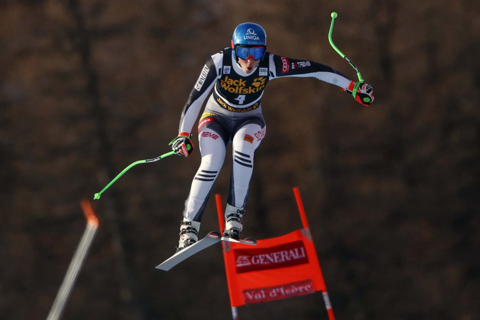Slovenská lyžiarka Petra Vlhová počas zjazdu Svetového pohára vo francúzskom stredisku Val d'Isere v sobotu 19. decembra 2020. Foto: TASR/AP