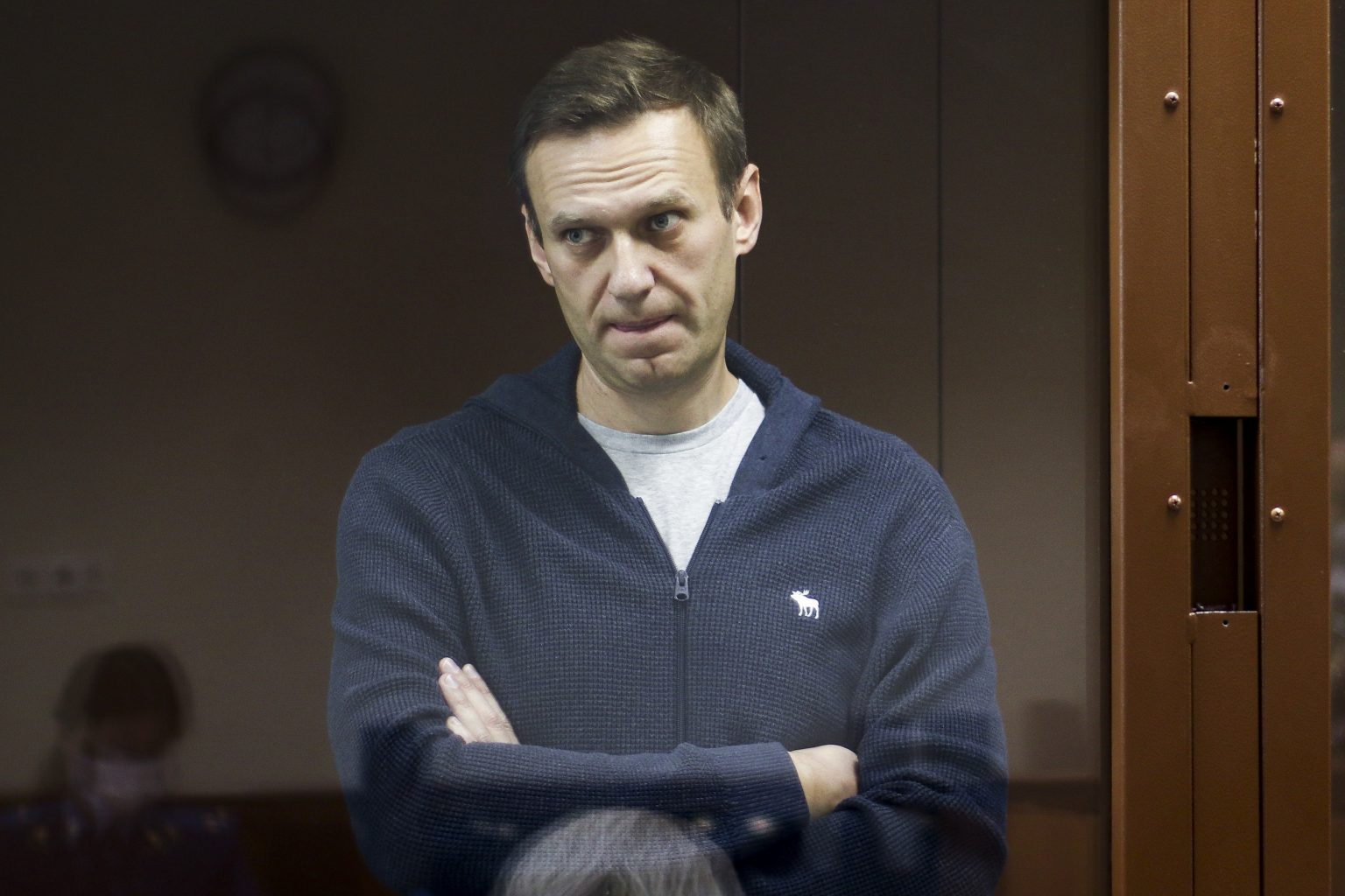 Na snímke ruský opozičný politik Alexej Navaľnyj stojí v ochrannej klietke na moskovskom súde 12. februára 2021. Foto: TASR/AP