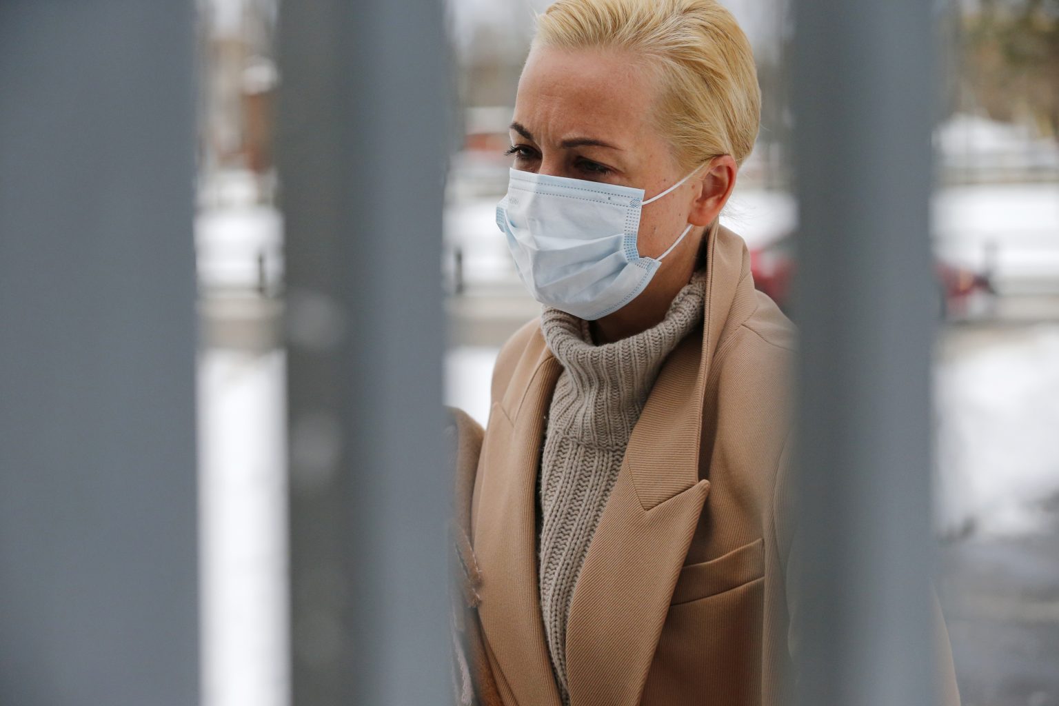 Julija Navaľná, manželka ruského opozičného lídra Alexeja Navaľného, prichádza na vypočúvanie do budovy súdu 1. februára 2021 v Moskve. Foto: TASR/AP