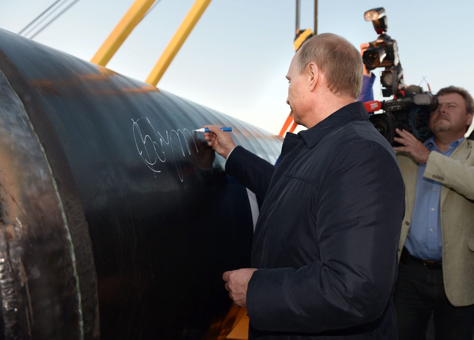 Archívna snímka z roku 2014, na ktorej sa ruský prezident Vladimir Putin podpisuje na sibírsky plynovod.
Foto: TASR/AP