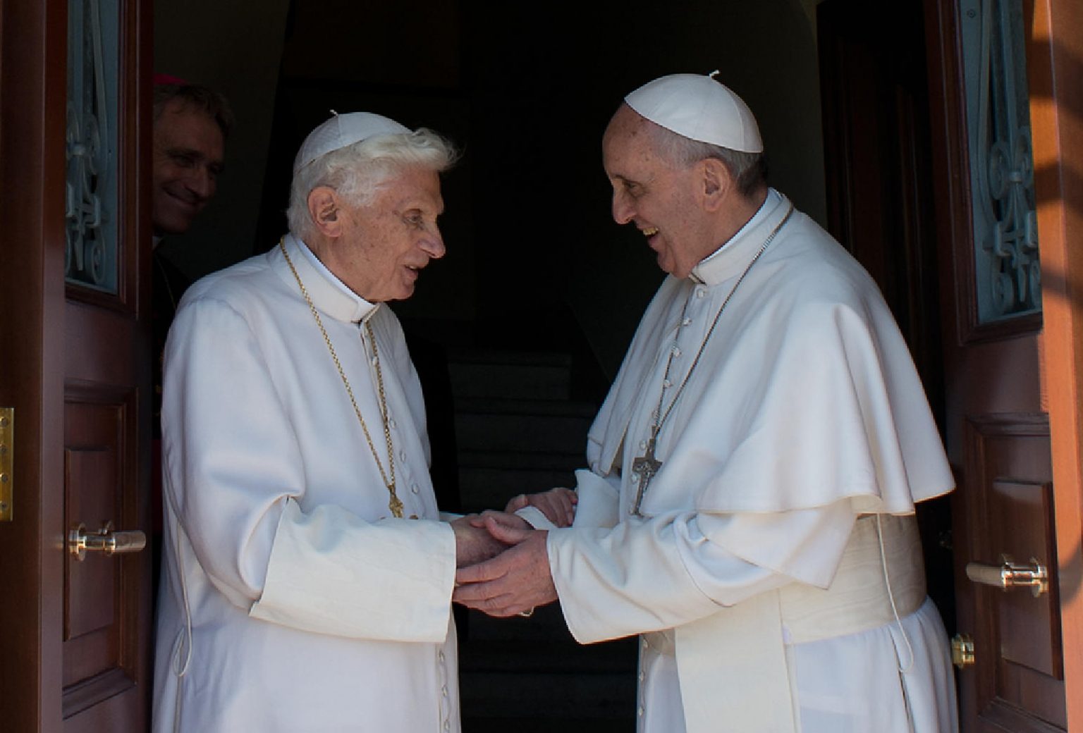 Pápež František (vpravo) a emeritný pápež Benedikt XVI. Foto: TASR/AP