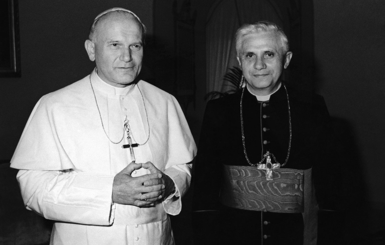 Pápež Ján Pavol II., kardinál Joseph Ratzinger. Foto: TASR/AP
