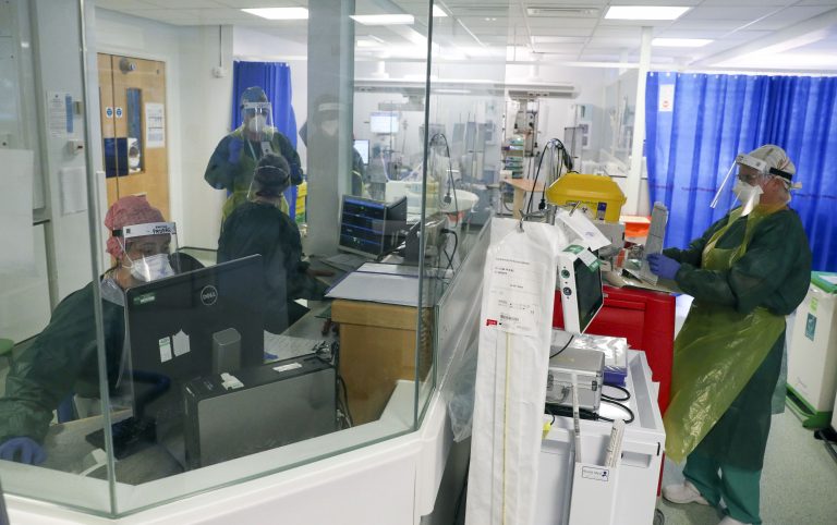 Zdravotníci v ochranných odevoch pracujú na Jednotke intenzívnej starostlivosti. Foto: TASR/AP