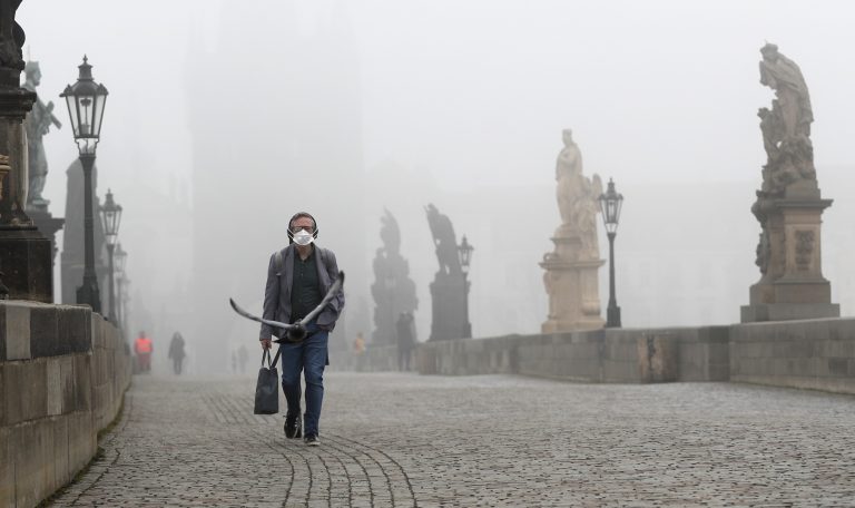 Povinnosť päťdňovej izolácie pre pacientov s COVID-19 sa od 20. marca ruší, avizuje Úrad verejného zdravotníctva SR