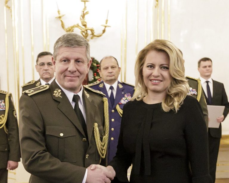 Ministrom zdravotníctva by mal byť generál a riaditeľ vojenskej nemocnice