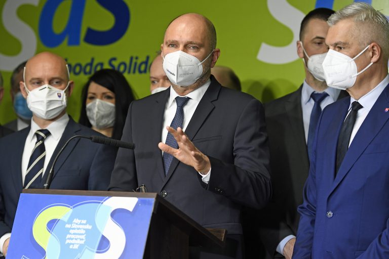 Richard Sulík v spoločnosti zvyšných predstavoteľov SaS počas tlačovej konferencie strany na tému Stanovisko SaS k atuálnej koaličnej kríze 15. marca 2021 v Bratislave. Foto: Pavel Neubauer/TASR