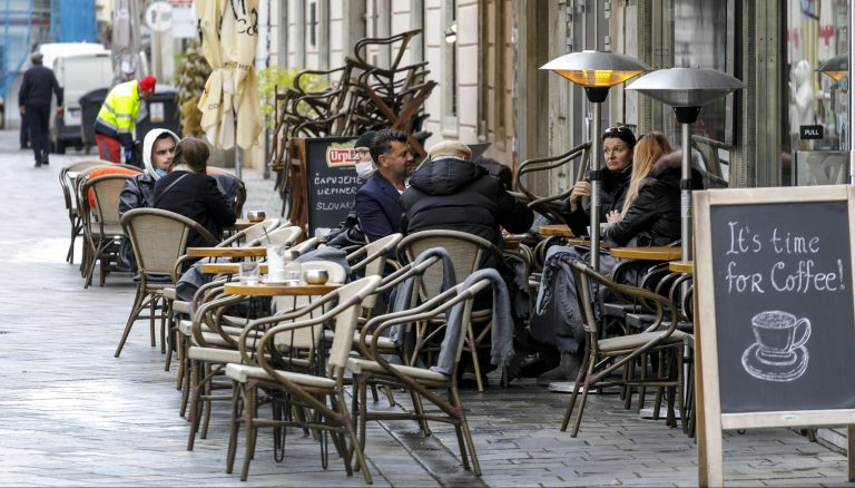 Analytici: Otvorené terasy a obchody budú už v apríli, no treba zvládnuť Veľkú noc