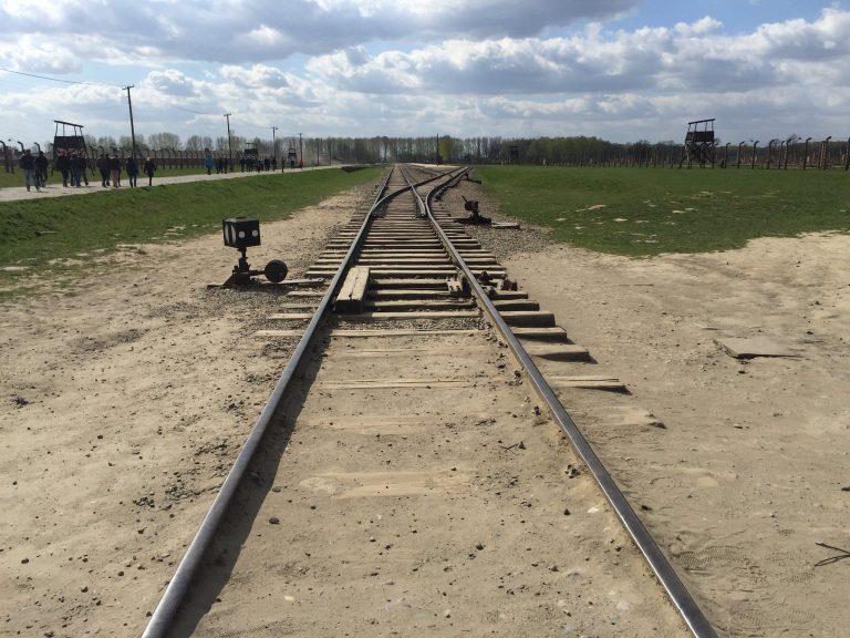 Vstupná železničná trať do koncentračného tábora, časť Brezinka v Osvienčime. Foto: John Denman/Flickr.com