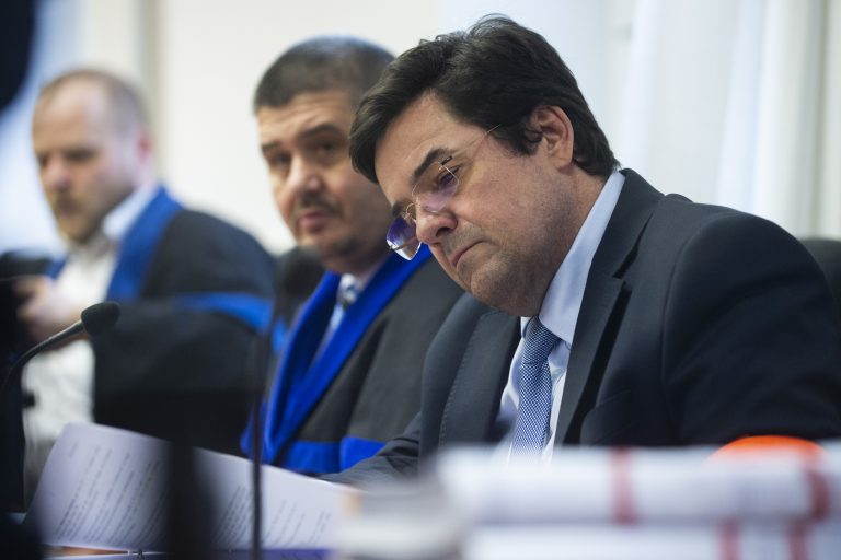 Marian Kočner a jeho advokát Michal Mandzák počas pojednávania v kauze falšovania televíznych zmeniek 11. februára 2020 v Pezinku. Foto: Jakub Kotian/TASR