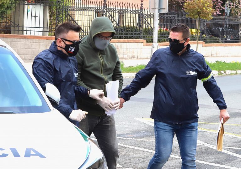 Eskorta privádza finančníka Martina Kvietika na Špecializovaný trestný súd v Banskej Bystrici 25. apríla 2020. FOTO: Ján Krošlák/TASR