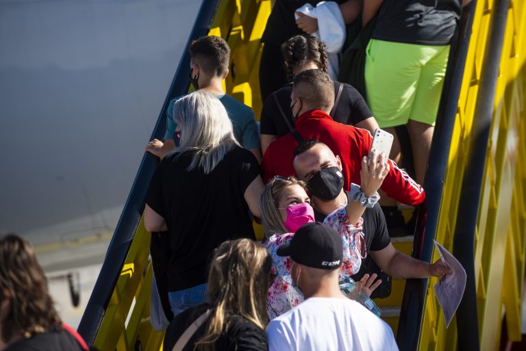 Cestujúci nastupujú do lietadla z Bratislavy na grécky ostrov Rodos. Foto: Jakub Kotian / TASR 