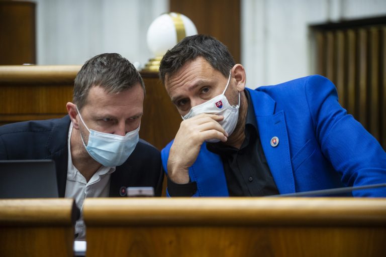 Poslanci NR SR zľava Karol Kučera a Ján Krošlák (obaja OĽaNO). Foto: Jakub Kotian/TASR