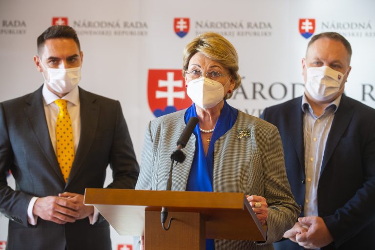 Na snímke poslanci hnutia OĽaNO zľava Juraj Gyimesi, Anna Záborská a Richard Vašečka. Foto: Jakub Kotian/TASR