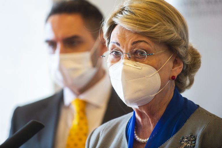 Poslanci Anna Záborská a Juraj Gyimesi hlasovali za Kotlebov návrh. Foto: Jakub Kotian