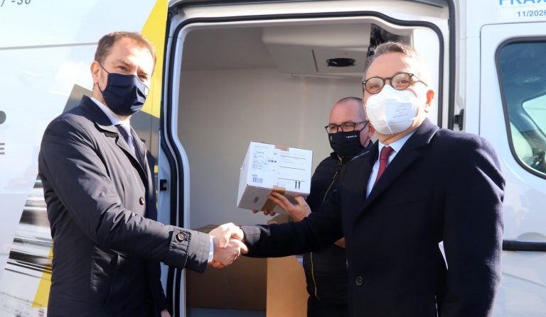 Predseda vlády Igor Matovič (vľavo) a francúzsky veľvyslanec v SR Christophe Léonzi počas preberania 15-tisíc dávok vakcíny od AstraZeneca, ktoré Francúzi podarovali Slovensku 7. marca. Foto: Ján Krošlák/TASR