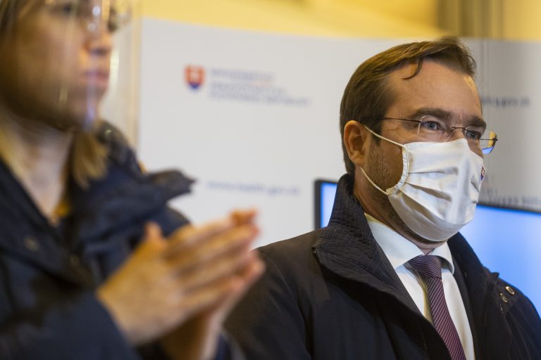 Robím maximum, mohol by som ešte odvolať hlavného hygienika, uvažuje Krajčí