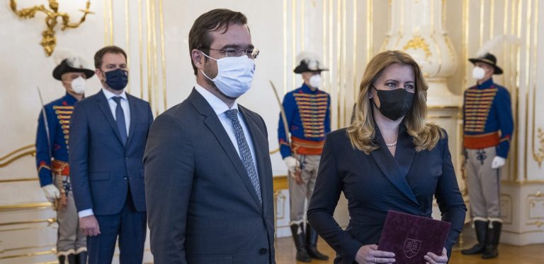 Minister zdravotníctva SR Marek Krajčí (OĽaNO) podáva demisiu prezidentke SR Zuzane Čaputovej(vpravo), v pozadí vľavo predseda vlády SR Igor Matovič (OĽaNO) v Prezidenstom paláci. Foto: Jaroslav Novák/TASR