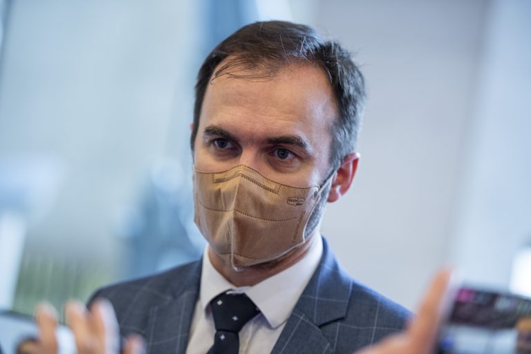 Šipoš z OĽaNO bráni rušenie výhod pandemickej PN, Erik Tomáš oponuje