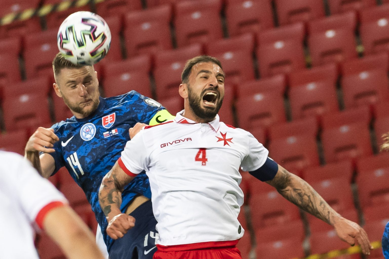 Milan Škriniar (Slovensko) a Steve Borg (Malta) v zápase H-skupiny kvalifikácie MS 2022 vo futbale Slovensko - Malta v Trnave 27. marca 2021. Foto: Jaroslav Novák/TASR