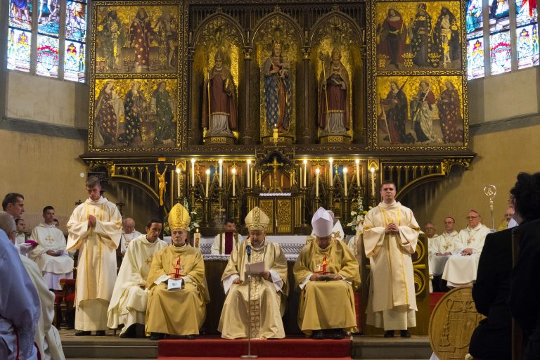 Zákaz omší je neúnosný, vravia biskupi. Súhlasia s podaním na Ústavný súd