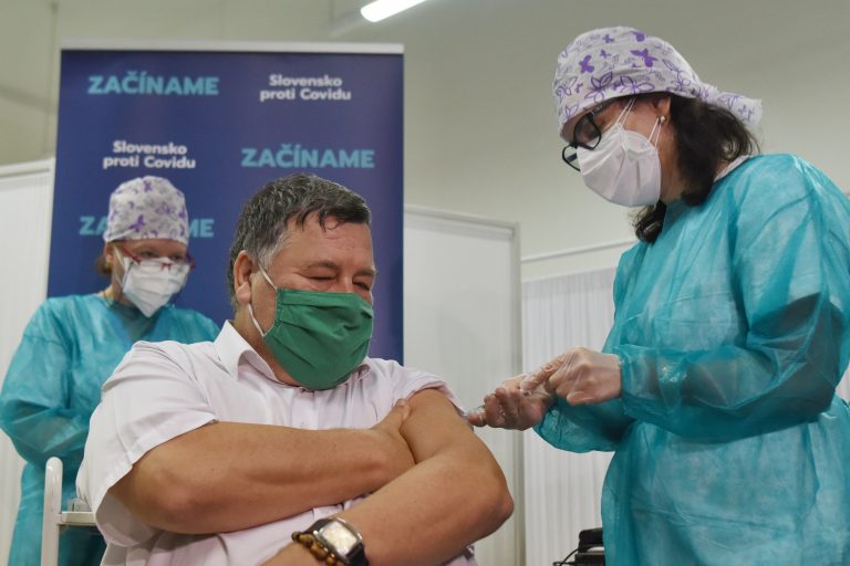 Začnime s klinickou štúdiou Sputnika, navrhujú odborníci. Zachránime životy