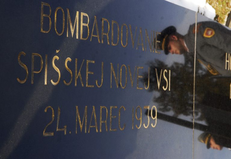 Pamätná doska z bombardovania Spišskej Novej Vsi v marci 1939. Foto: MIlan Kapusta/TASR  