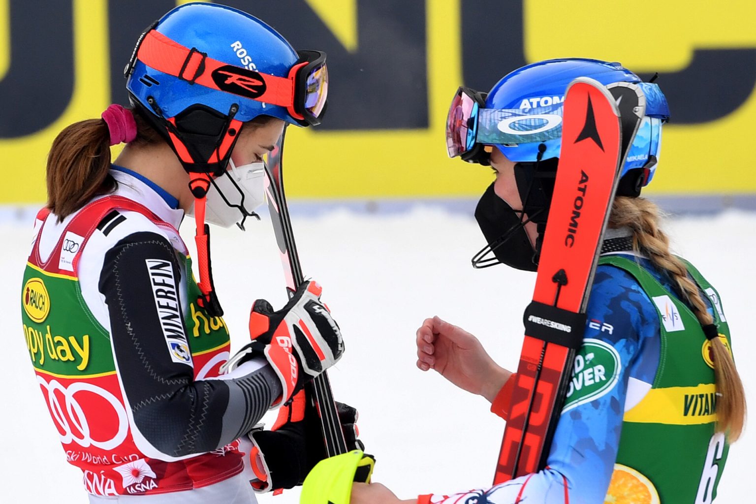 Slovenská lyžiarka Petra Vlhová (vľavo) obsadila druhé miesto v slalome Svetového pohára. Zvíťazila americká lyžiarka Mikaela Shiffrinová (vpravo).
Foto: Martin Baumann/TASR