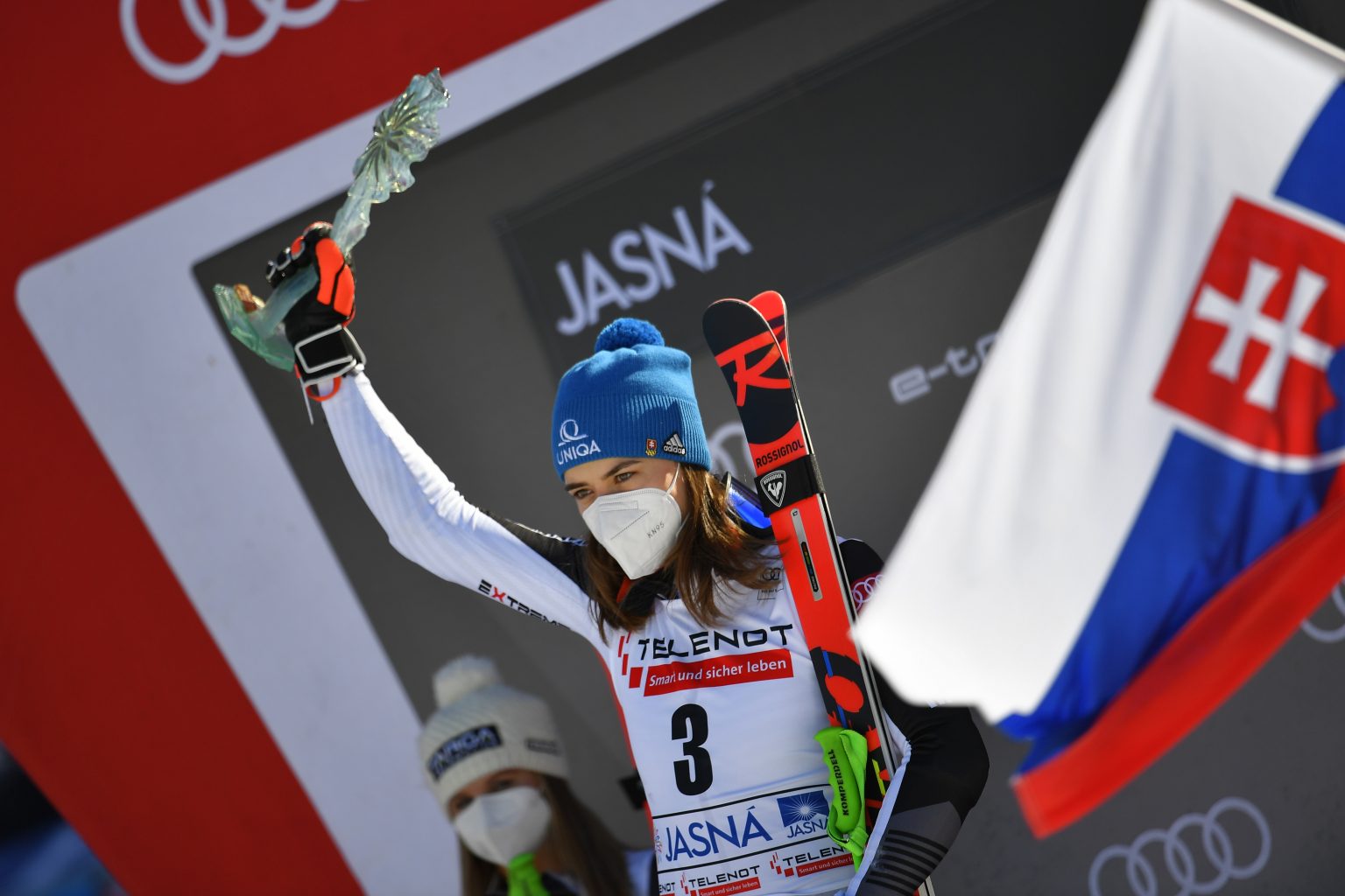 Slovenská lyžiarka Petra Vlhová pózuje na pódiu s trofejou po víťazstve v obrovskom slalome Svetového pohára alpských lyžiarok 7. marca 2021 v Jasnej. Foto: Michal Svítok/TASR