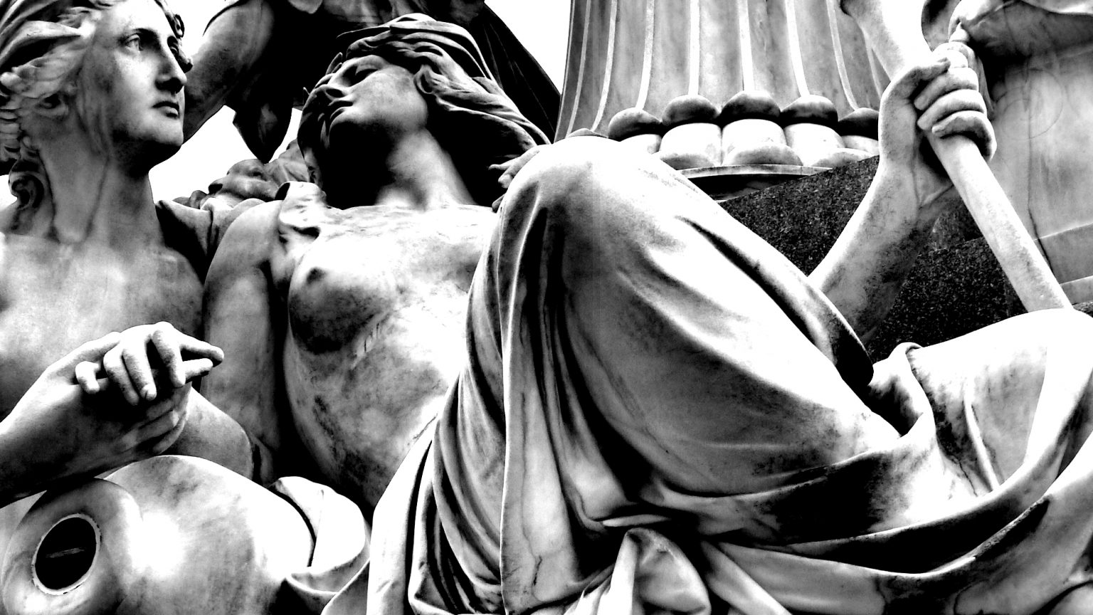 Detail scény pred budovou rakúskeho parlamentu. Foto: AudreyR/flickr.com