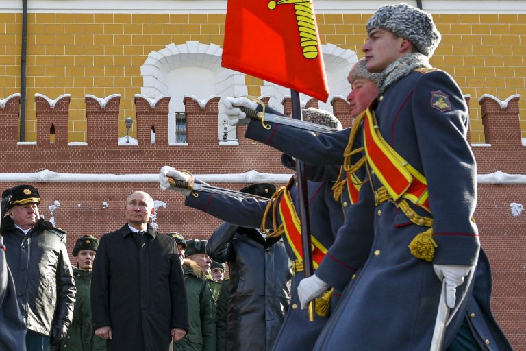 Ruský prezident Vladimir Putin (druhý zľava) stojí počas ceremónie kladenia vencov k hrobu Neznámeho vojaka pri príležitosti  Dňa obrancu vlasti v Moskve v utorok 23. februára 2021. Foto: TASR/AP