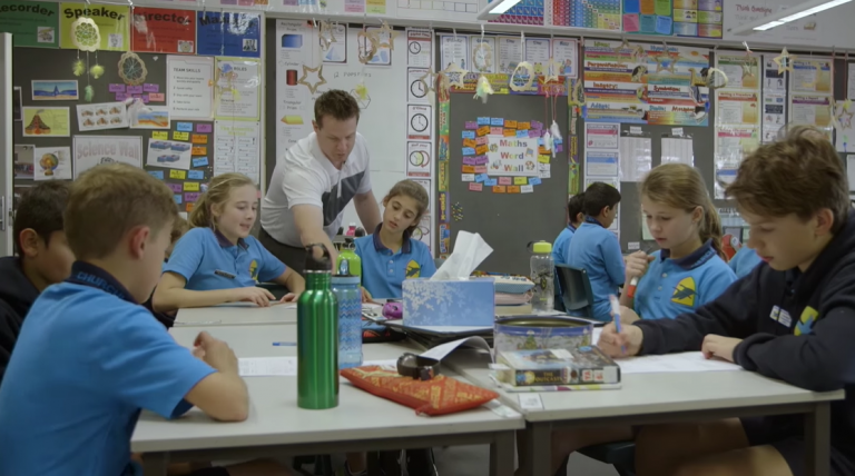 Muž vyučujúci mladých žiakov - Ilustračný obrázok. Foto: reprofoto YouTube