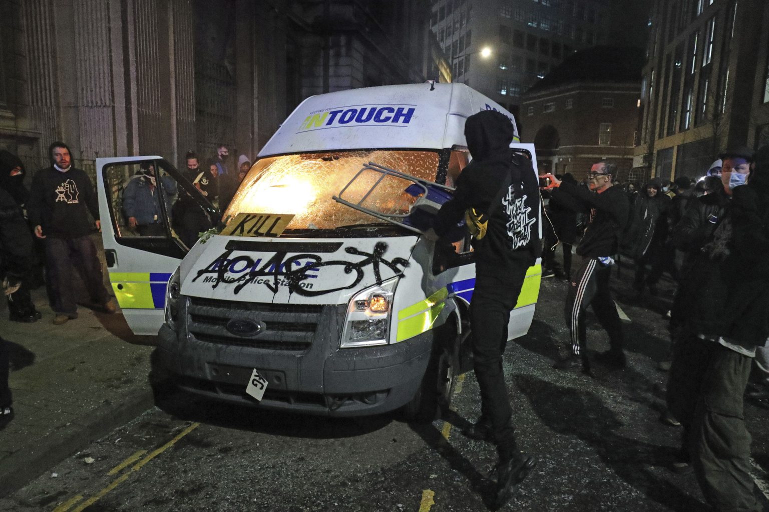 Demonštranti zapaľujú policajnú dodávku pred policajnou stanicou v meste Bristol na juhozápade Anglicka. Foto: TASR/AP