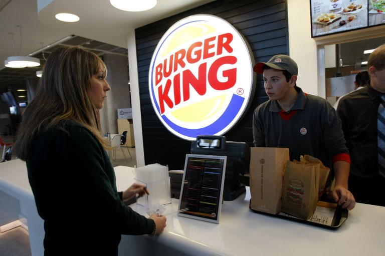 Ženy patria do kuchyne, napísal Burger King na MDŽ. Progresívna reklama mu nevyšla