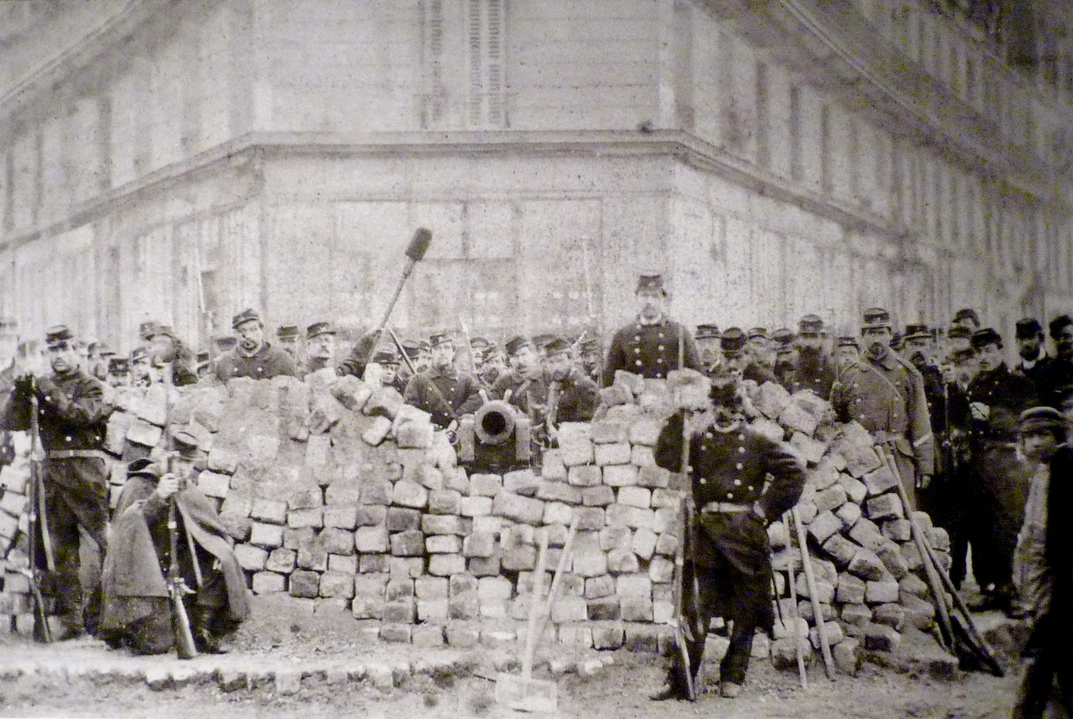 Barikády počas Parížskej komúny. Zdroj: Wikimedia Commons