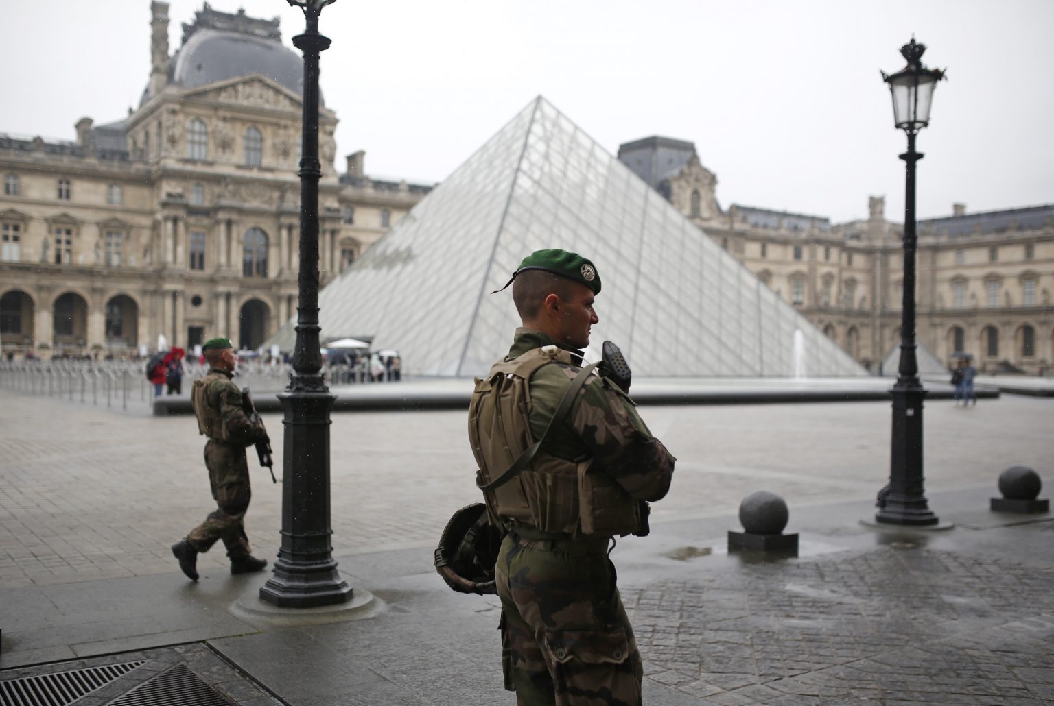 Vojenská hliadka na nádvorí múzae Louvre v Paríži. Foto: TASR/AP