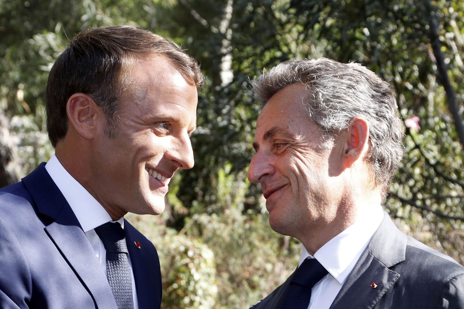 Emmanuel Macron (vľavo) a Nicolas Sarkozy sa v roku 2019 na seba usmievali. Foto: TASR/AP  
