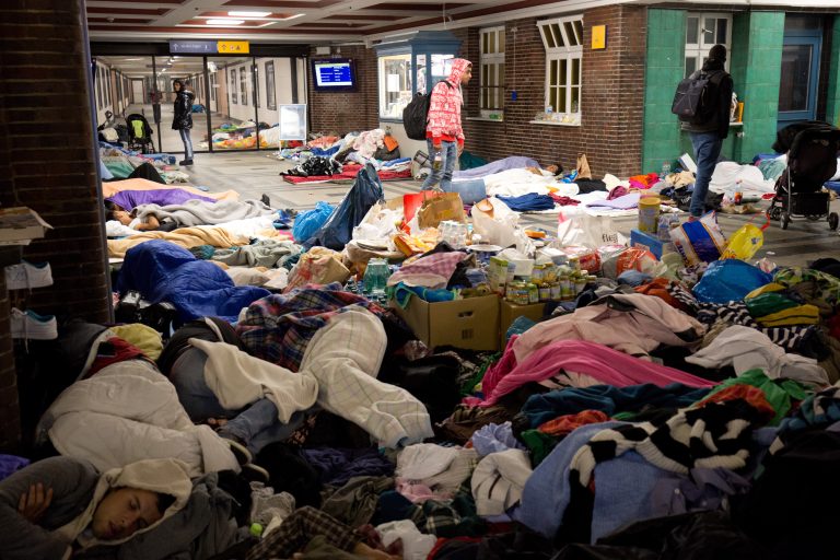Migranti nocujúci na nemeckej železničnej stanici vo Flensburgu. Foto: TASR/AP