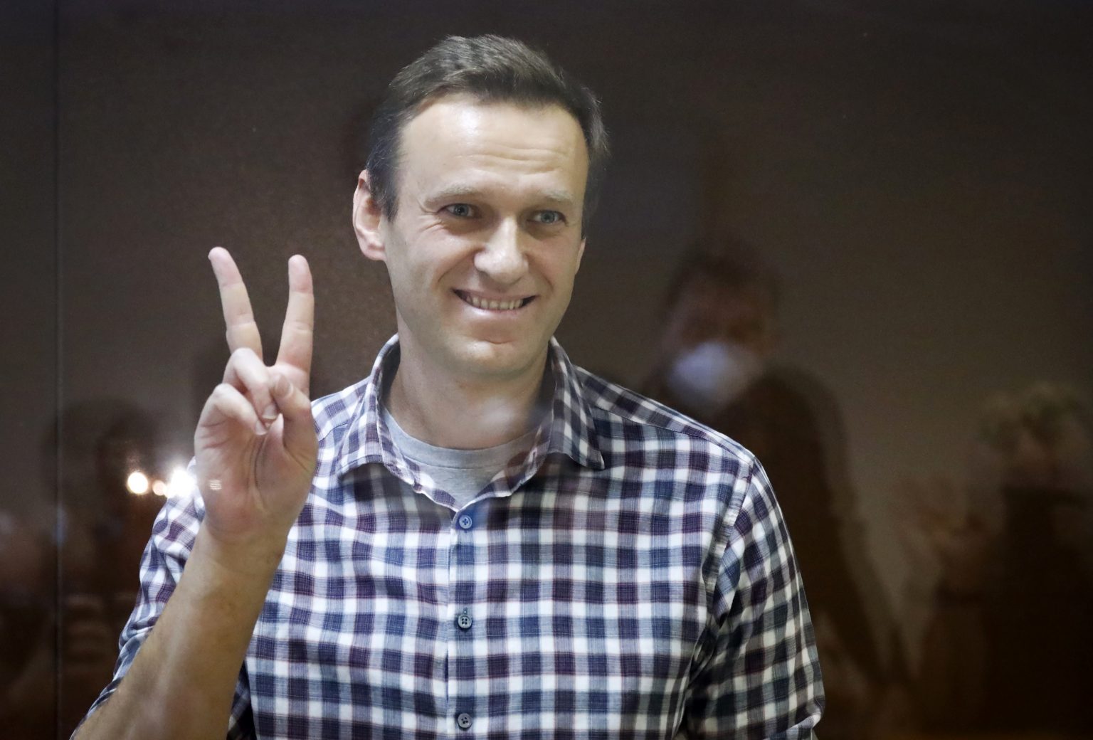 Ruský opozičný líder Alexej Navaľnyj stojí v klietke na súde v Moskve 20. februára 2021. Foto: TASR/AP