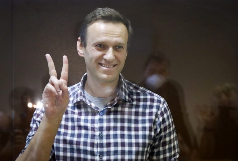 Ruský opozičný líder Alexej Navaľnyj stojí v klietke na súde v Moskve 20. februára 2021. Foto: TASR/AP