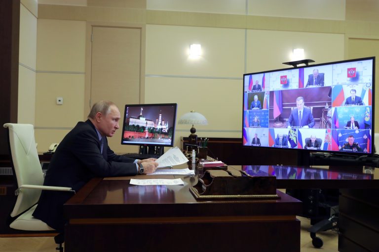 Na snímke ruský prezident Vladimir Putin predsedá zasadnutiu Bezpečnostná rada Ruskej federácie prostredníctvom videokonferencie v prezidentskej rezidencii v obci Novo-Ogarjovo pri Moskve 18. februára 2021. Foto: TASR/AP