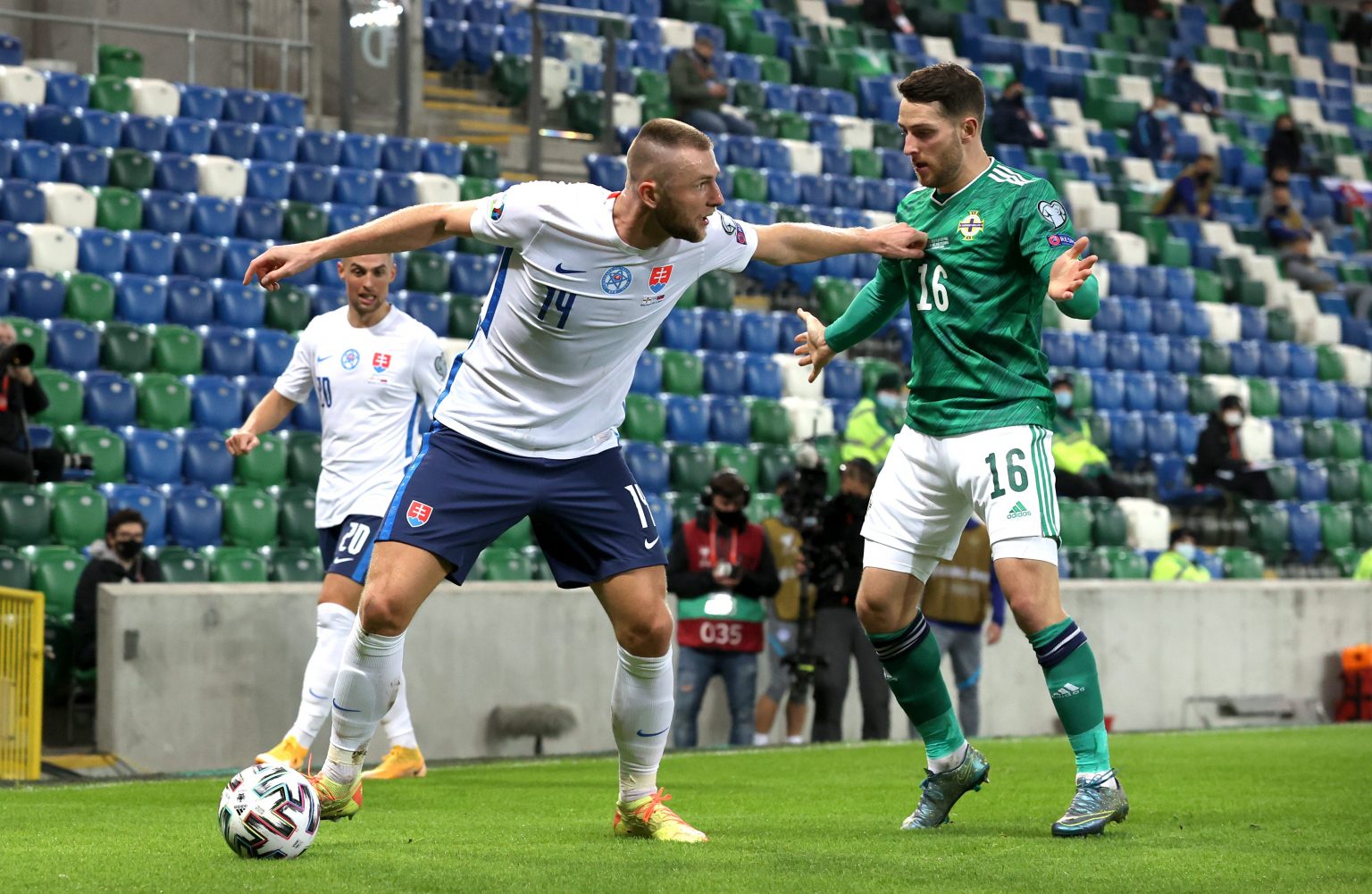 Futbalista Slovenska Milan Škriniar (vľavo) a hráč Severného Írska Conor Washington bojujú o loptu počas zápasu finále play off o EURO 2020 Severné Írsko - Slovensko v belfastskom Windsor Parku vo štvrtok 12. novembra 2020. Foto: TASR/AP/Liam McBurney