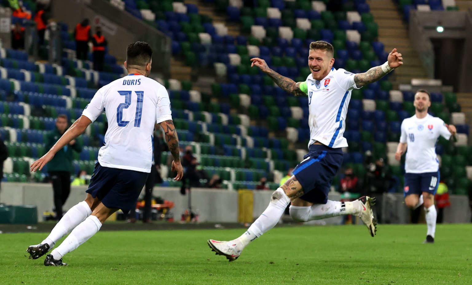 Slovenský futbalový reprezentant Michal Ďuriš (vľavo) sa teší po strelení gólu v predĺžení zápasu finále play off o EURO 2020 Severné Írsko - Slovensko v belfastskom Windsor Parku vo štvrtok 12. novembra 2020. Uprostred strelec prvého gólu Juraj Kucka. Foto: TASR/AP/Liam McBurney