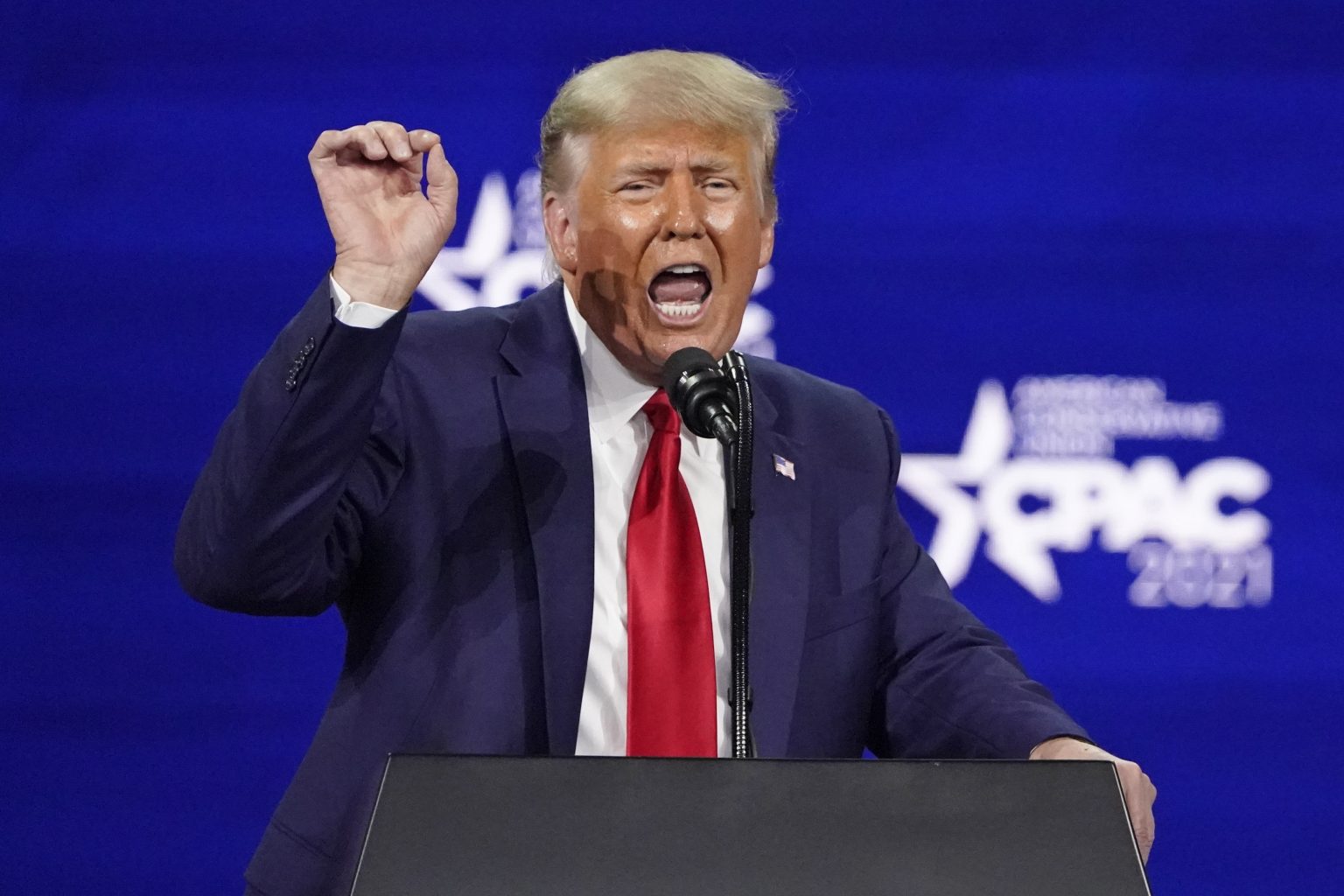 Bývalý americký prezident Donald Trump počas svojho prvého vystúpenia po odchode z Bieleho domu na výročnej Konferencii konzervatívnej politickej akcie (CPAC) v Orlande v nedeľu 28. februára 2021. Foto: TASR/AP